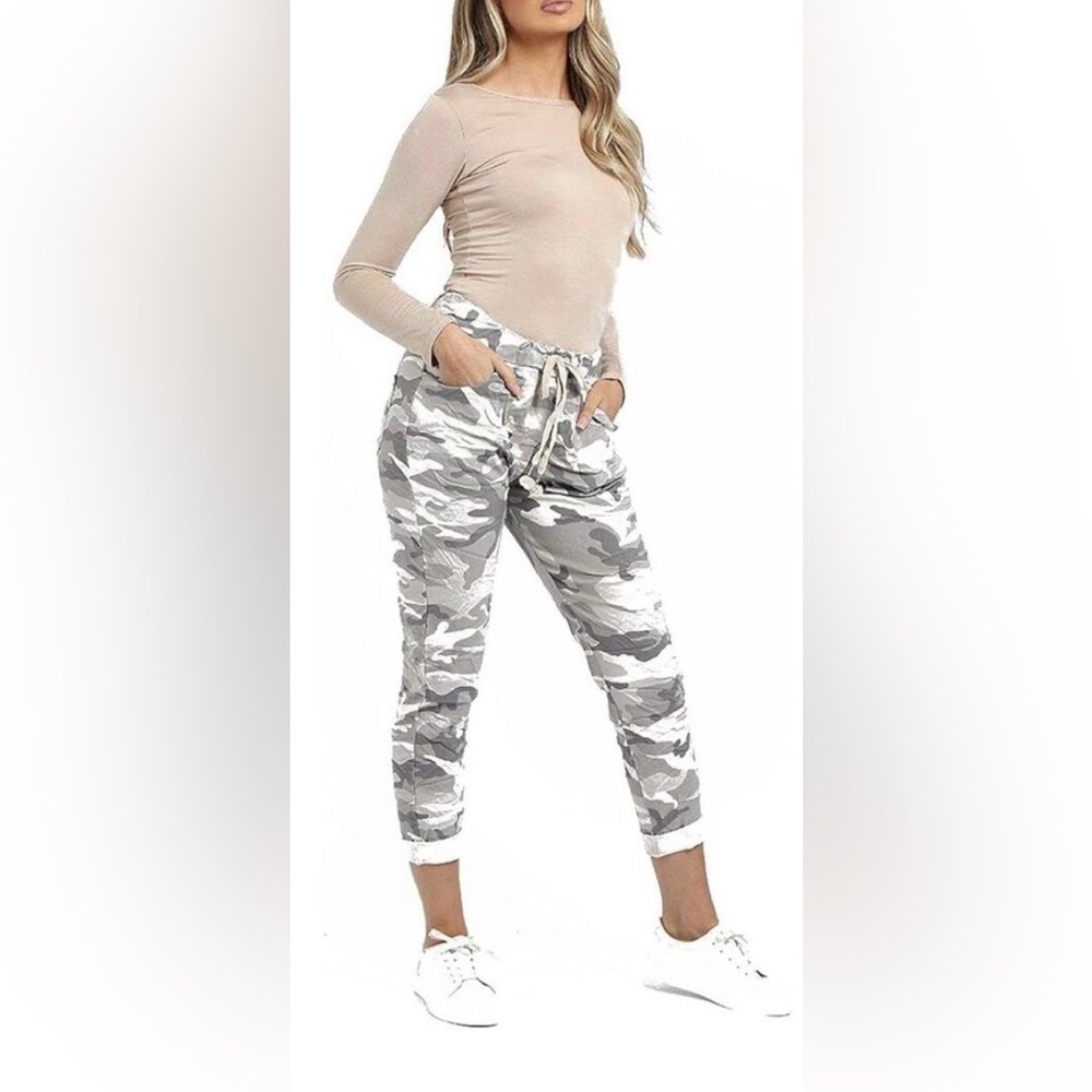 Bella Amore Made In Italy Gray Camouflage “magic stretch” Pants with raw hem.